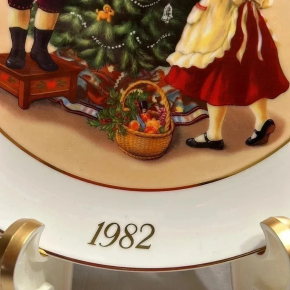 Vintage 1982 Avon XMAS MEMORIES PORCELAIN PLATE TRIMMED WITH  22K GOLD! - Picture 7 of 14